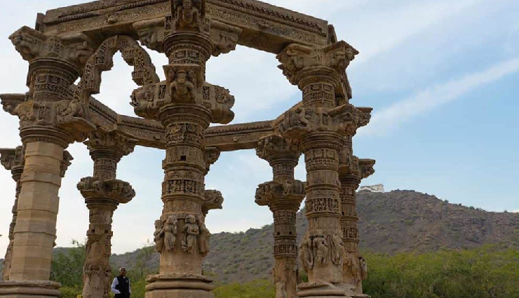 ऐतिहासिक खंडहरों का लेना है मजा तो पहुंचे थार रेगिस्तान के इस शहर, देखने को मिलेंगे आकर्षक जैन मंदिर