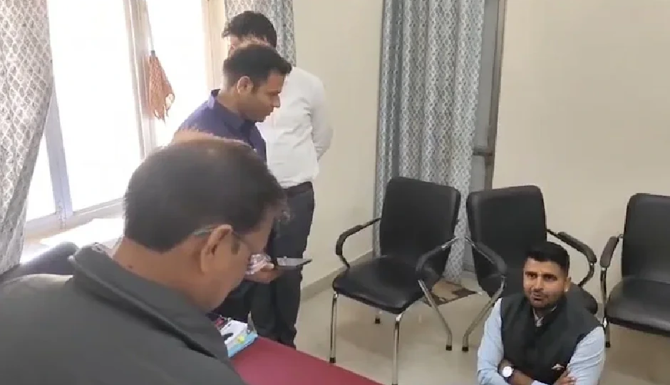 बाड़मेर: पानी की कमी पर भड़के रविंद्र सिंह भाटी, PHED कार्यालय में धरने पर बैठे, बोले - ‘आश्वासन के साथ पानी मिले’