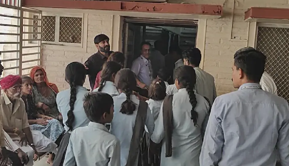 बाड़मेर स्कूल में हड़कंप: पानी पीते ही 13 बच्चों की हालत बिगड़ी, सभी अस्पताल में भर्ती