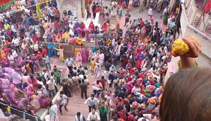 आज बरसाने में खेली जाएगी लट्‌ठमार होली, कल प्रसादी में भक्तों ने जमकर लूटे लड्डू 