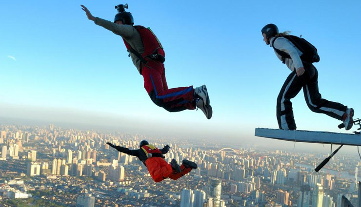 most popular dangerous game in world,dangerous games in the world,base jumping games,skydiving game,street liner games,bull fighting game,life threatening games in the world,free soloing games,cricking game