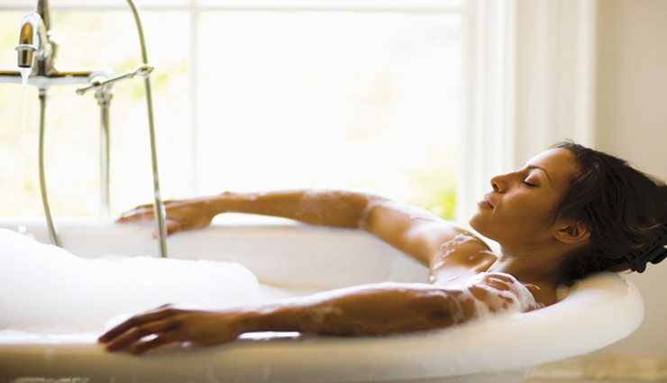 जीवन से नकारात्मकता को दूर करने के लिए नहाने के पानी में मिलाएं ये चीजें