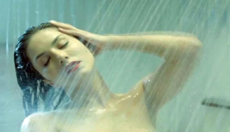 कहीं आप भी तो नहीं करते नहाते वक्त ये गलतियां, दूरी बनाने में ही भलाई