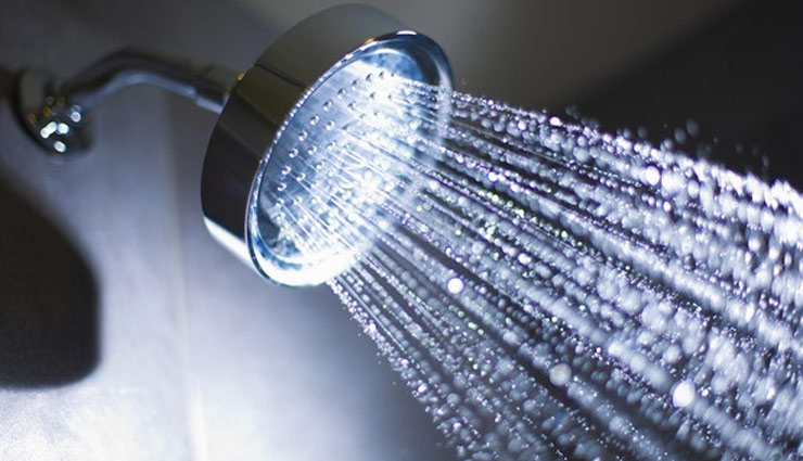 नहाने के पानी का ये उपाय, दूर करेगा आपकी दरिद्रता