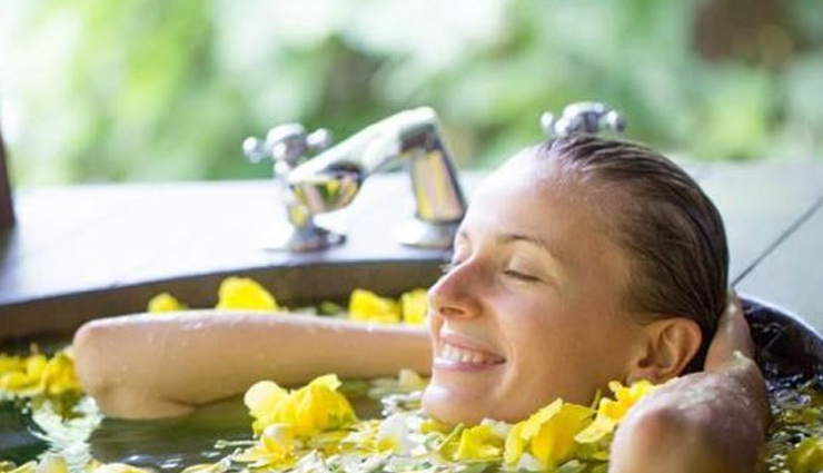 नहाने के पानी के ये उपाय दूर करेंगे दरिद्रता 