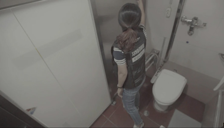 महाराष्ट्र : नाबालिग ने बाथरूम में छुपा रखा था मोबाइल, रिकॉर्ड किए ट्यूशन टीचर के अश्लील वीडियो 