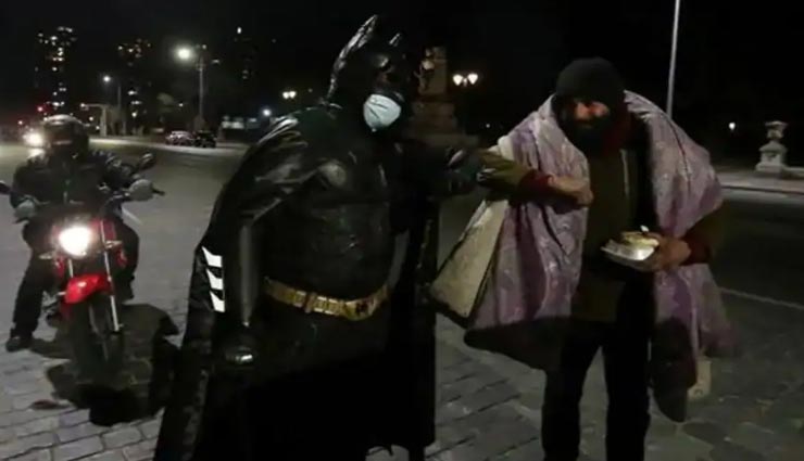 कोरोना काल में यह बैटमैन बना लोगों का मसीहा, इस तरह कर रहा मदद weird news,weird incident,weird person,batman,coronavirus