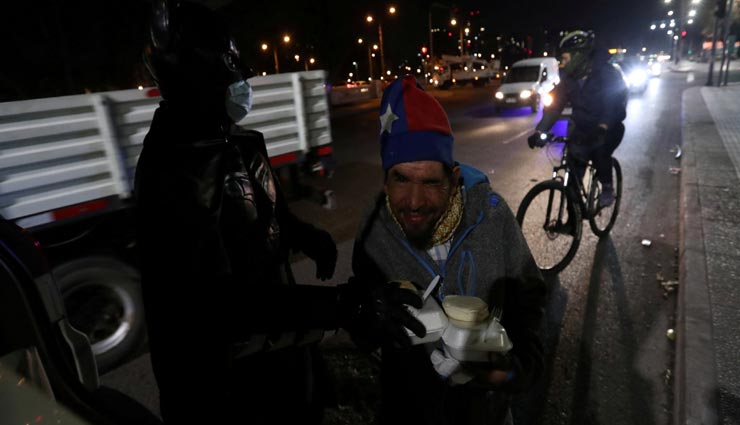 कोरोना काल में यह बैटमैन बना लोगों का मसीहा, इस तरह कर रहा मदद weird news,weird incident,weird person,batman,coronavirus