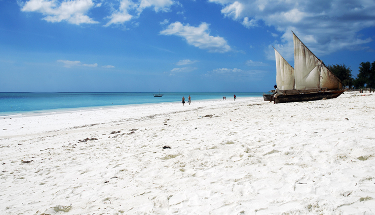 beautiful beaches in the world,beaches,kovalam beach,kerala,saud beach,luzon,philippines,elafonissi beach,crete greece,nungwi beach,tanzania,benaulim beach,goa,hanalei bay,kauai,hawaii