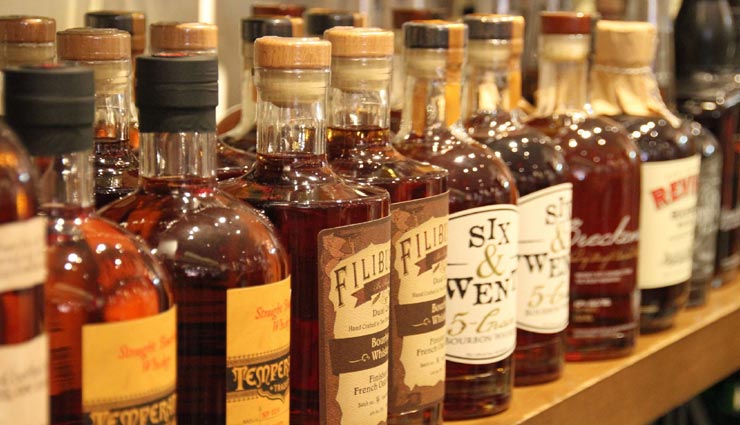 आखिर शराब की बोतल क्यों रखी जाती हैं हरे और भूरे रंग की, जानें इसके पीछे का राज