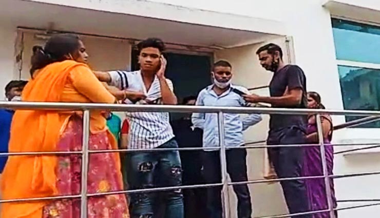 उदयपुर : वैक्सीन लगवाने के एवज में दलाल ने ली रिश्वत, टीका लगने के बाद सर्टिफिकेट नहीं मिला तो महिला ने जड़े थप्पड़