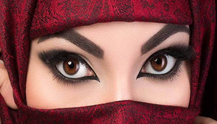 दूसरों की नजरों को आकर्षित करता हैं आपकी आँखों का काजल, जानें इससे जुड़े टिप्स