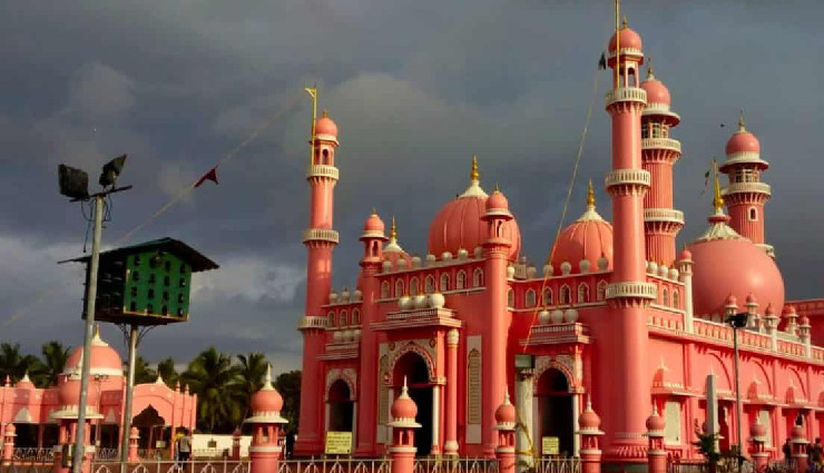 trivandrum historical places,must visit in trivandrum,padmanabhaswamy temple,kowdiar palace,napier museum,anchuthengu fort,vizhinjam lighthouse,attukal bhagavathy temple,kuthiramalika palace,halcyon castle,vizhinjam rock cut cave,beemapally mosque