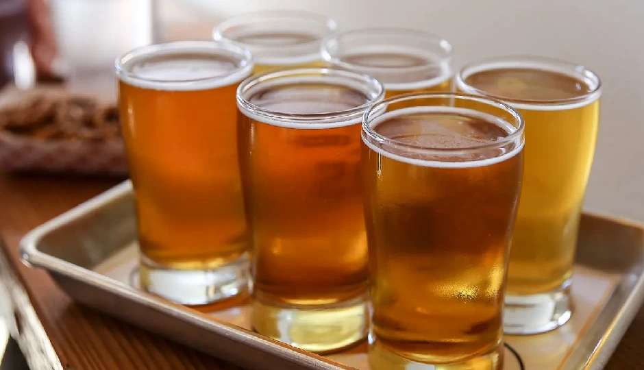 दिल्ली: बीयर पीने की न्यूनतम उम्र घटाने पर विचार, 25 की जगह 21 साल का प्रस्ताव