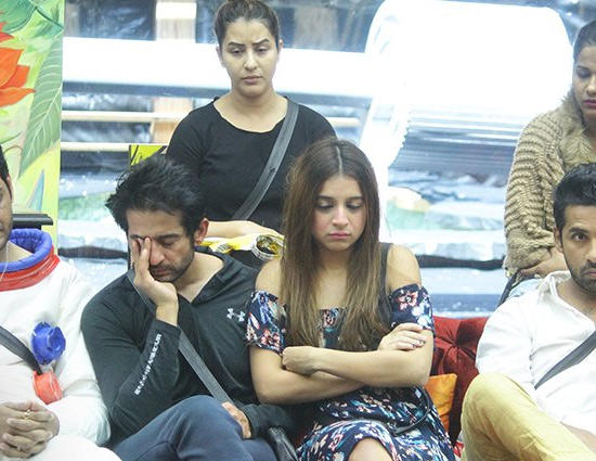 Bigg Boss 11- Strict Action Taken Against Benafsha For Pulling Akash Hair
