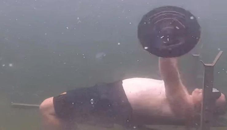 शख्स ने पानी के अंदर बनाया अनोखा वर्ल्ड रिकॉर्ड, दर्ज हुआ गिनीज बुक में नाम