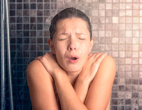 क्या जानतें है आप सर्दियों में ठन्डे पानी से नहाने के है कई फायदे...