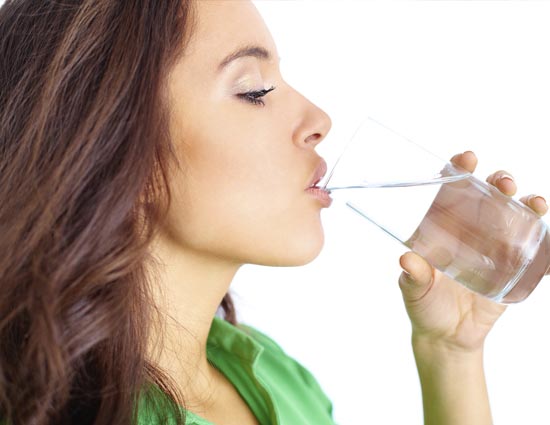 सुबह के वक्त खाली पेट पानी पीना होता है शारीर के लिए अत्यंत लाभदायक, जाने क्यों