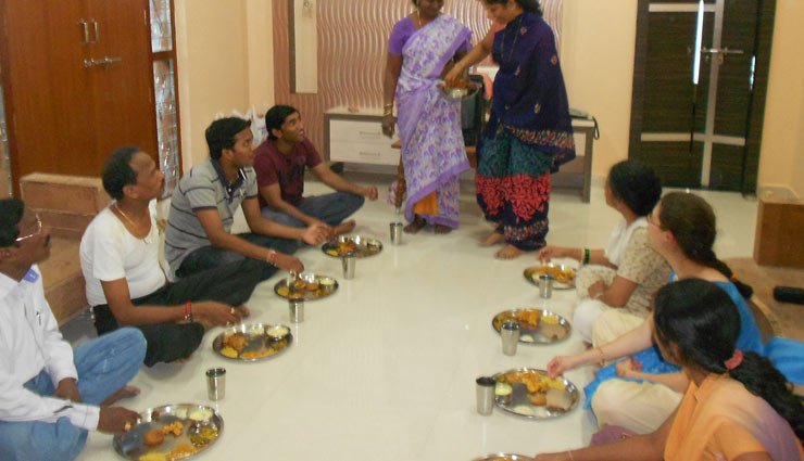 जमीन पर बैठकर भोजन करना बढाता है आपकी उम्र, इसके और भी है फायदे health benefits,eating food on floor,Health tips