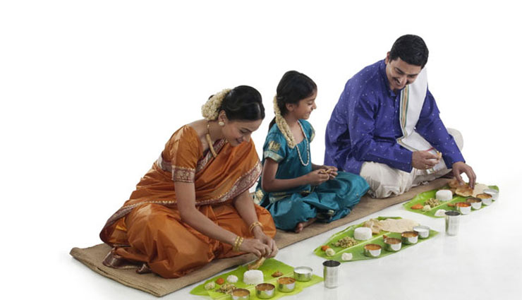 जमीन पर बैठकर भोजन करना बढाता है आपकी उम्र, इसके और भी है फायदे