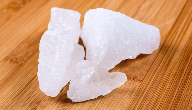 खून को बहने से रोकती है फिटकरी, जानें इसके और भी कई फायदे 