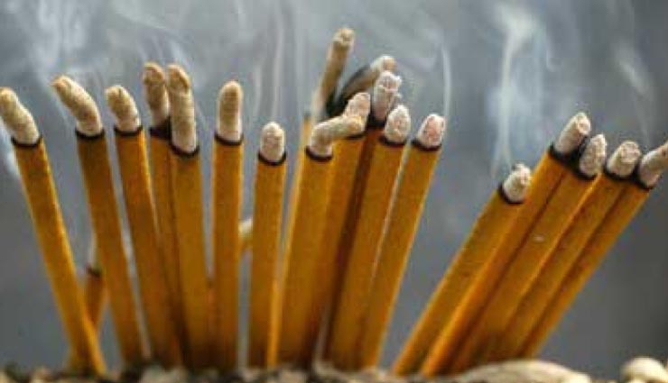 astrology benefits of lighting agarbatti at home,astrolgy tips in hindi,lighting agarbatti benefits,agarbattai jalane ke fayde