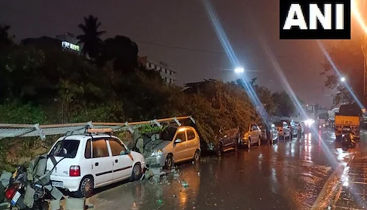 बेंगलुरु में मूसलाधार बारिश, दीवार गिरने से कई वाहन क्षतिग्रस्‍त