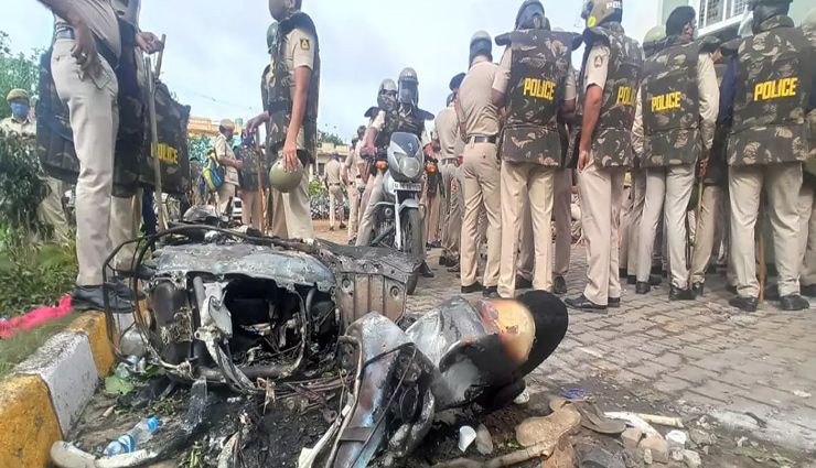 बेंगलुरु / फेसबुक पोस्ट से भड़की हिंसा, गोलीबारी में 3 लोगों की मौत, 110 गिरफ्तार, CM येदियुरप्पा की अपील- शांति बनाए रखें bengaluru violence,communal violence,police