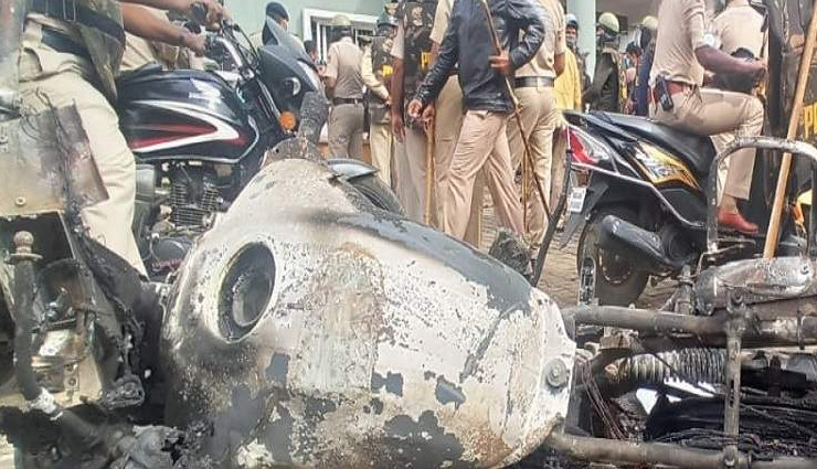 बेंगलुरु / फेसबुक पोस्ट से भड़की हिंसा, गोलीबारी में 3 लोगों की मौत, 110 गिरफ्तार, CM येदियुरप्पा की अपील- शांति बनाए रखें bengaluru violence,communal violence,police