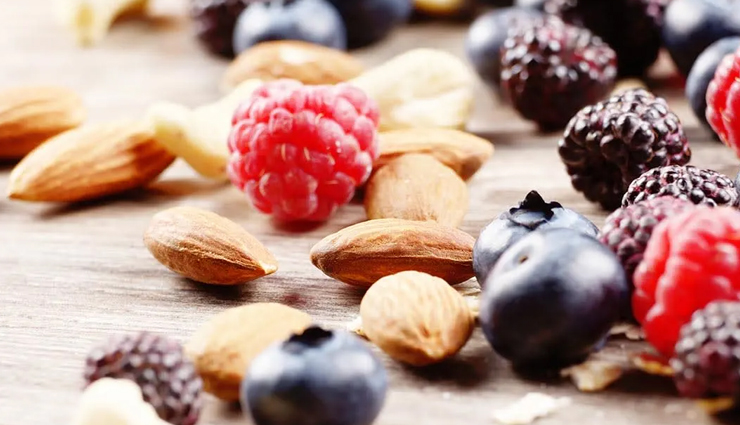 food you should avoid eating cooked,healthy food,Health,Health tips,onion and garlic,broccoli and kale,berries and nuts,juice and chocolates,coconut and apple