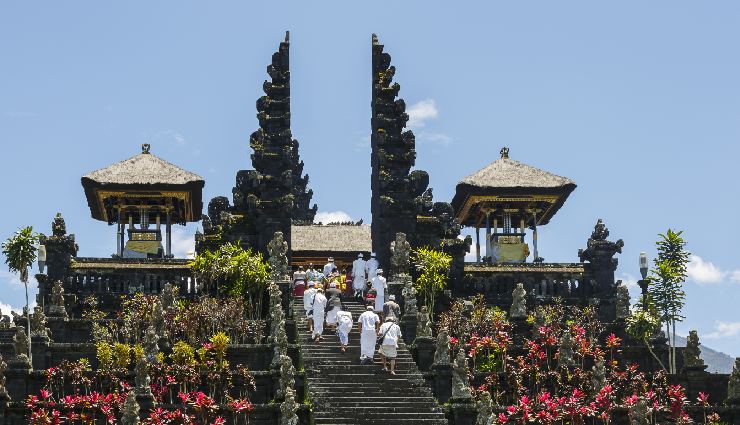 bali travel guide,bali tourism,things to do in bali,explore ubud,tanah lot temple,mount batur hike,bali hot springs,uluwatu temple,surfing in bali,besakih temple,tukad cepung waterfall,sundays beach club,bali swing