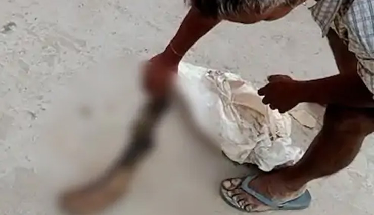 बिहार: बेटी का पैर लेकर थाने पहुंचा लाचार पिता, बोला- ससुरालवालों ने मारकर जला दिया