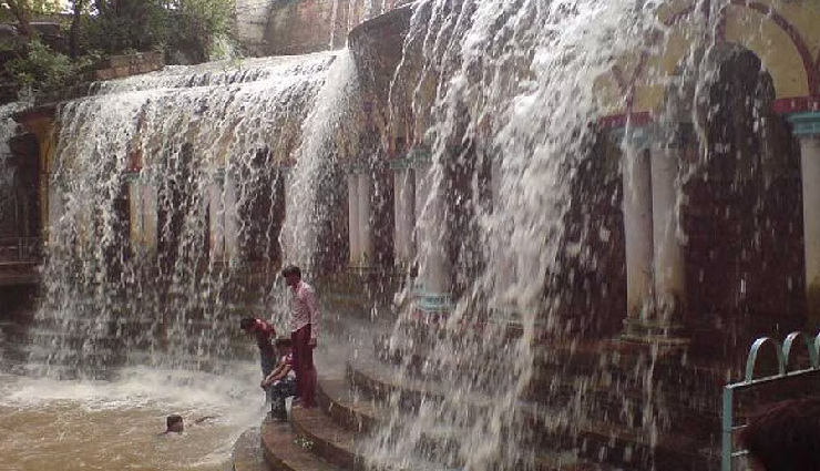 tourist spots in shivpuri,shivpuri attractions,madhav national park,chhatris shivpuri,bhadaiya kund,survaya ki garhi,tatya tope memorial,sakhya sagar lake,panihar,madhav vilas palace,narwar fort,banganga,travel madhya pradesh