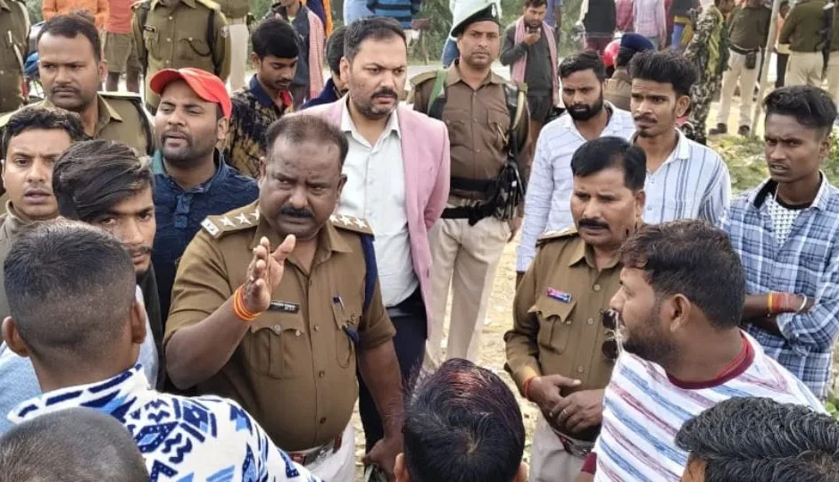 भागलपुर के धार्मिक स्थल पर तोड़फोड़, तनाव रोकने के लिए तैनात की गई बड़ी पुलिस फोर्स