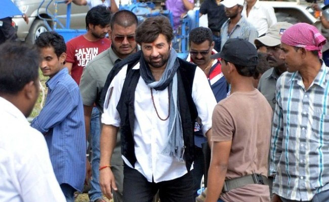 bollywood,sunny deol,bhiyaji superhit,first look,amisha patel,preity zinta,bhiyaji superhit movie,bhiyaji superhit films,bhiyaji superhit trailer,bhiyaji superhit songs,download bhiyaji superhit