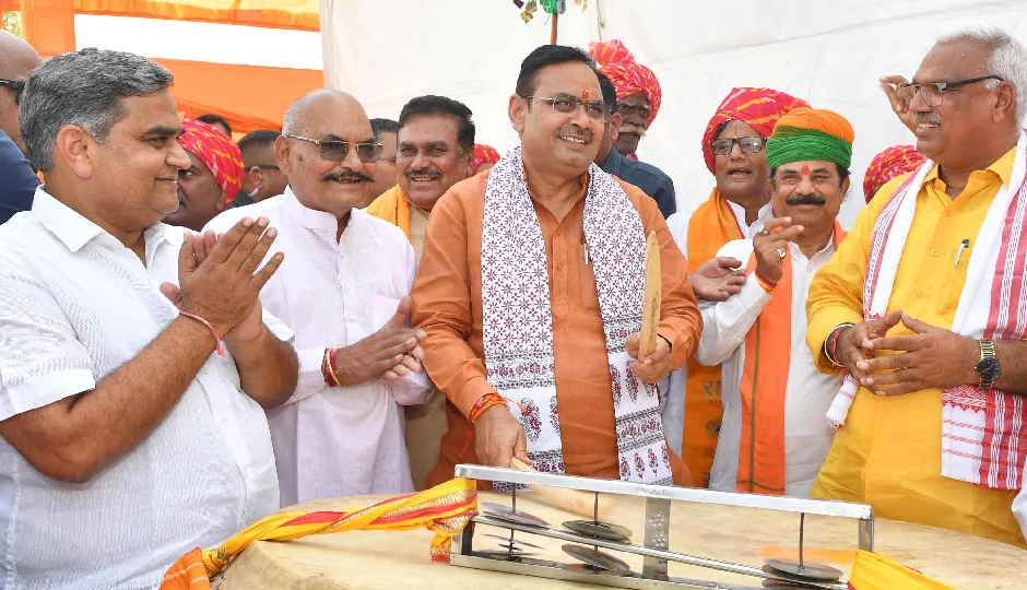 राजस्थान : सीएम भजनलाल ने 72 लाख किसानों के खातों में ट्रांसफर किए 718 करोड़, पैतृक गांव में सुनी ग्रामीणों की समस्याएं