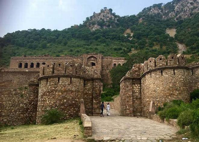 haunted places in india,india,bhangarh fort,rajasthan,agrasen ki baoli,delhi,shaniwar wada,pune,national library,kolkata,kuldhara village,rajasthan