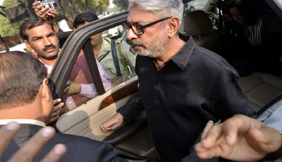 संजय लीला भंसाली पर राजस्थान में FIR दर्ज: लाइन प्रोड्यूसर ने लगाया धोखाधड़ी और दुर्व्यवहार का आरोप