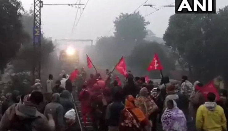 bharat bandh,unions block roads railways,west bengal,national register of citizens,citizenship amendment bill,news,kolkata