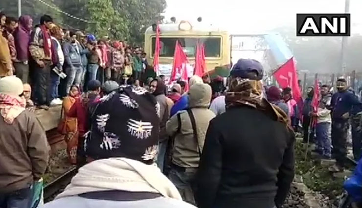 Bharat Bandh: Left Front unions block roads, railways across West Bengal