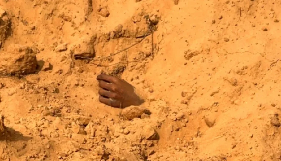 राजस्थान: भरतपुर में दो फीट गहरे गड्ढे में दफन मिला शव, मिट्टी से बाहर दिखे हाथों ने खोला राज