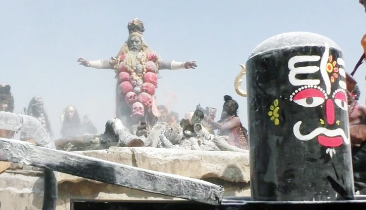 यहां होली खेलने के लिए रंगों की जगह होता हैं चिता की राख और भस्म का इस्तेमाल!