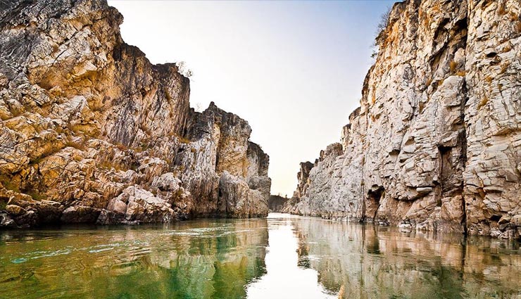 5 most beautiful places in india,hogenakkal falls,sela pass,bhedaghat,sand dunes,jaisalmer,nohkalikai falls,cherrapunji