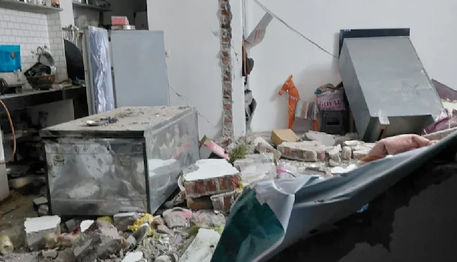 भीलवाड़ा: गैस रिसाव से जोरदार ब्लास्ट, स्कूल भवन की दीवार गिरी; प्रिंसिपल समेत परिवार घायल