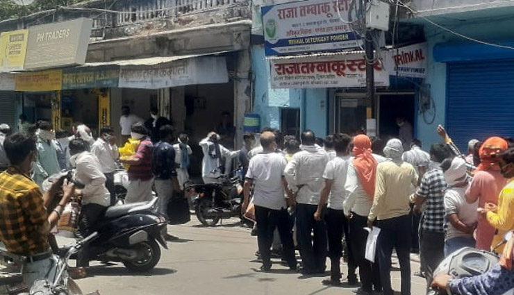 भीलवाड़ा / बिड़ी-सिगरेट की मिली मंजूरी तो दुकानों के बाहर लगी लंबी कतार