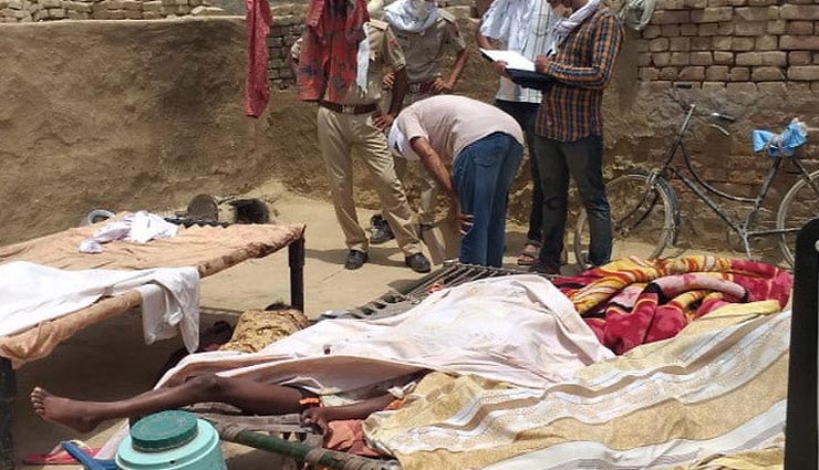 घर के आंगन में महिला और 2 बच्चों की हत्या, पति फरार 