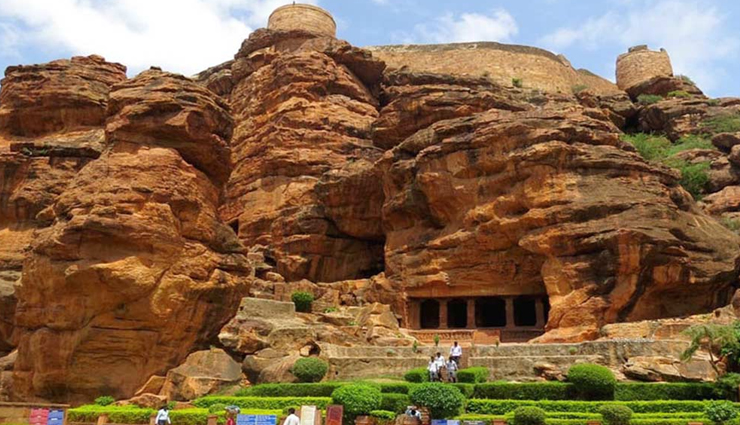 बना रहे हैं कहीं घूमने का प्लान, कर आएं भारत की इन 10 प्रसिद्द गुफाओं की सैर famous cave in india,top caves to visit in india,ancient caves of india,cave exploration in india,best caves for tourists in india,indian cave attractions,historical caves of india,cave tourism in india,famous cave temples in india,cave architecture in india,caving adventures in india,must-see caves in india,indian rock-cut caves,cave art in india,caves with religious significance in india