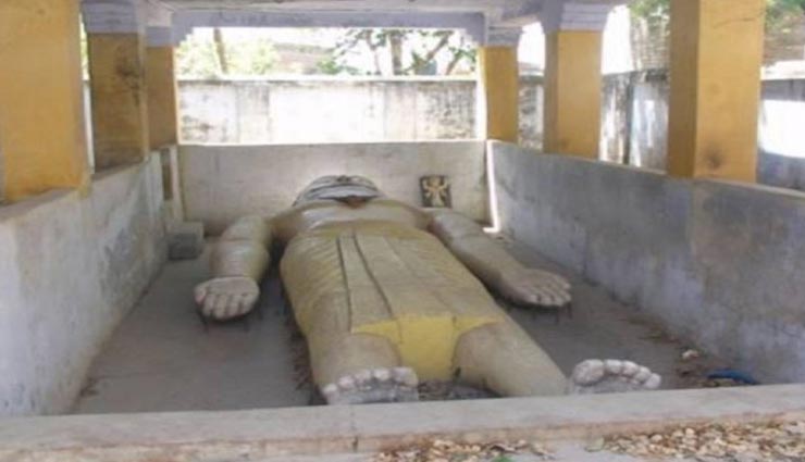 weird news,weird temples,kauravas and pandavas temples,blood in prasad