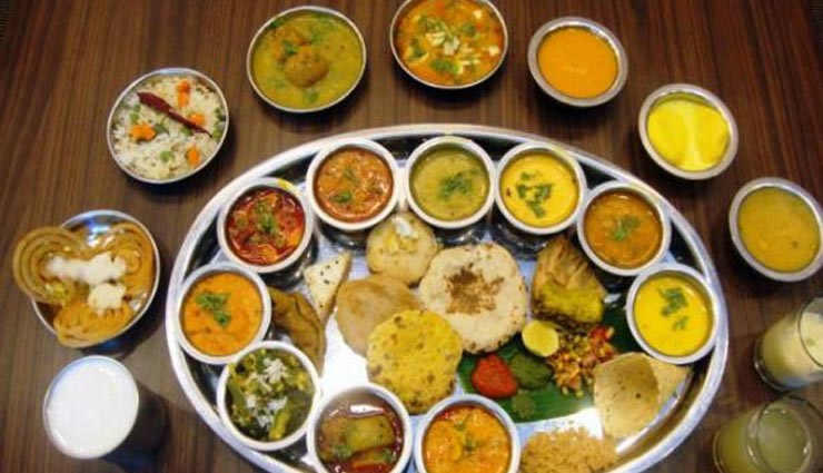 भोजन करते समय इन नियमों का पालन करना रहता है फायदेमंद