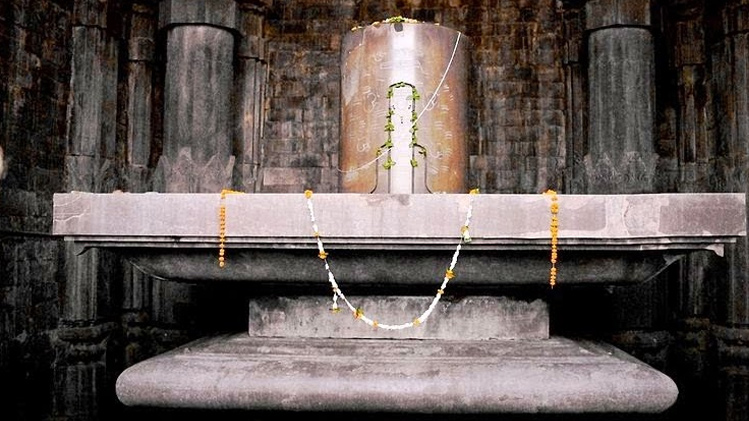 anupam kher,shiva tandava strotam,bhojpur temple,kalicharan baba,video viral,madhya pradesh